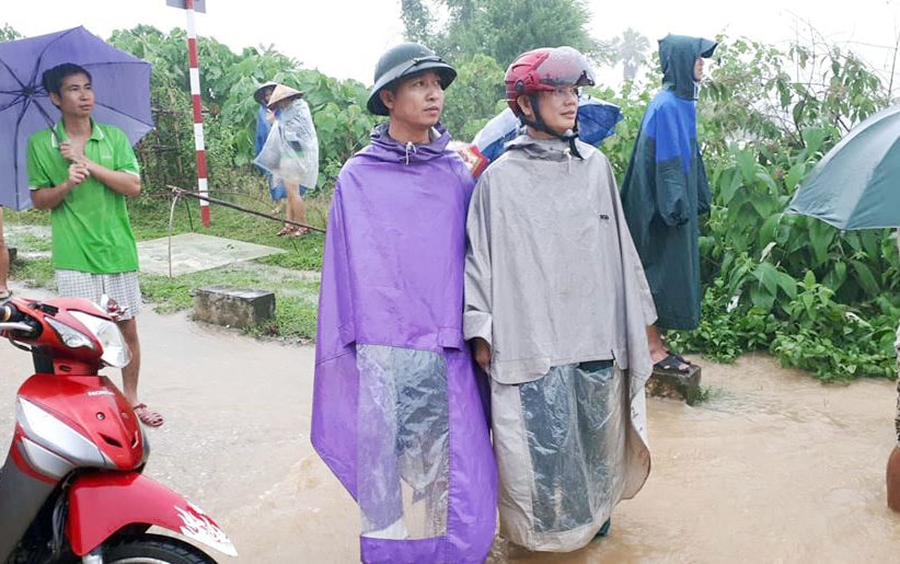 Lãnh đạo xã Thạch Ngàn được phân công túc trực tại các điểm xung yếu. Ảnh CTV