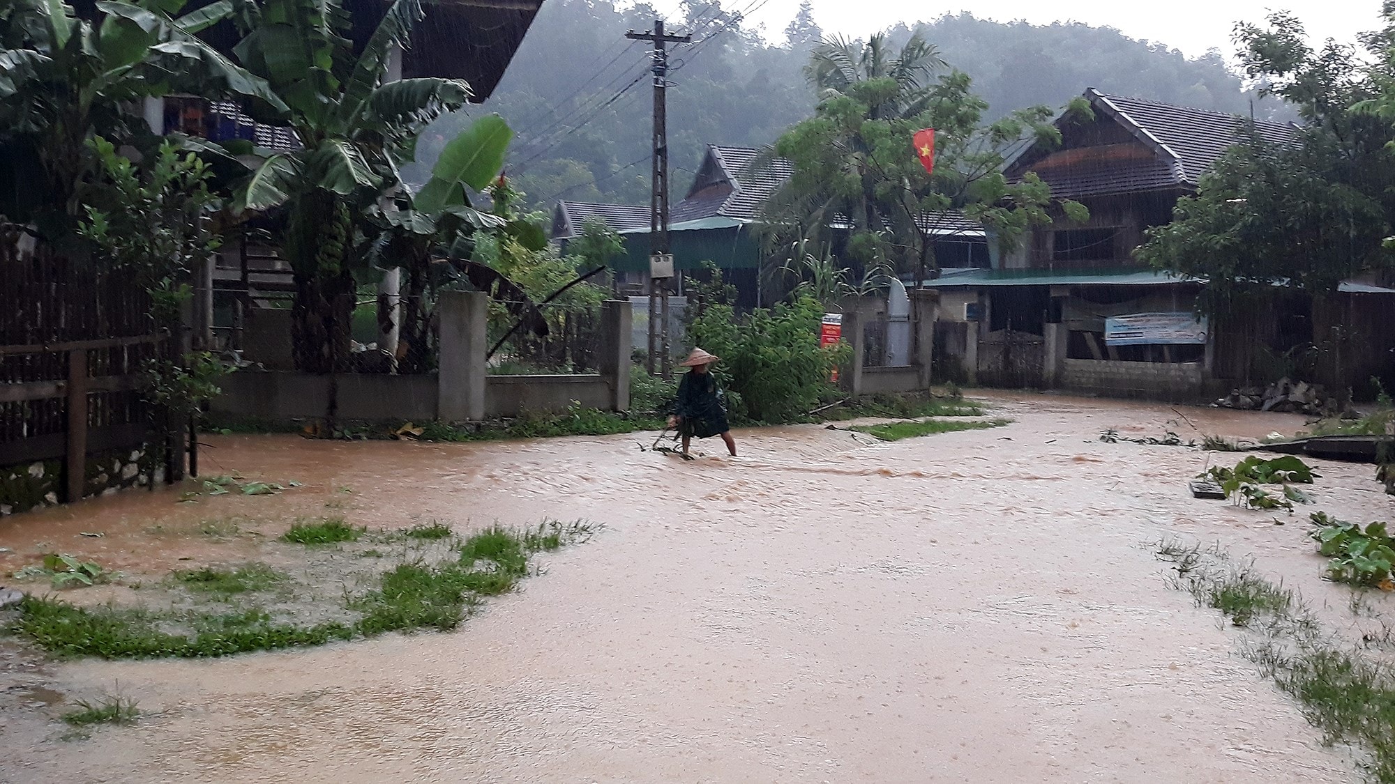 Một người dân ở xã Chi Khê tìm cách ngăn dòng nước tràn vào nhà sáng 17/07. Ảnh : Hữu Vi