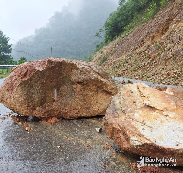 Đá rơi từ trên núi cao xuống Quốc lộ 16 đoạn qua huyện Kỳ Sơn. Ảnh: Tư liệu