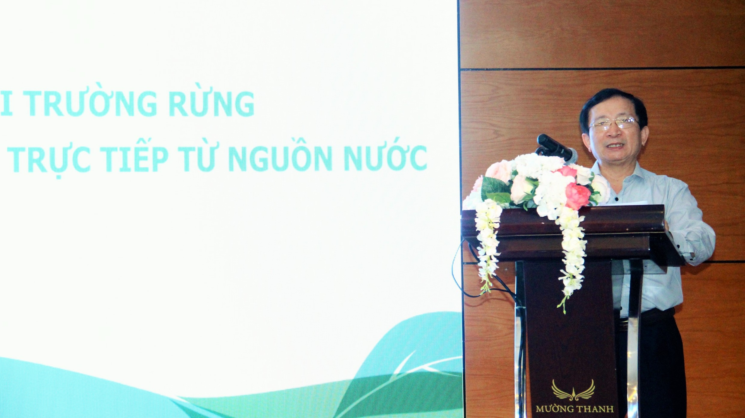 Đồng chí Đinh Viết Hồng - Phó chủ tịch UBND tỉnh phát biểu tại Hội nghị. Ảnh Hoàng Vĩnh