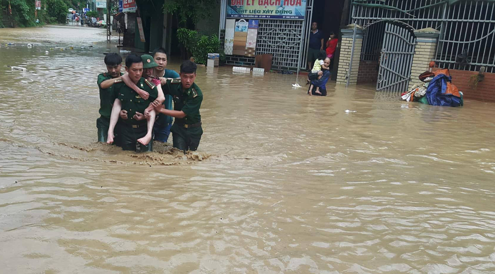 Ưu tiên di chuyển người già, trẻ em đến nơi an toàn. Ảnh: Hải Thượng