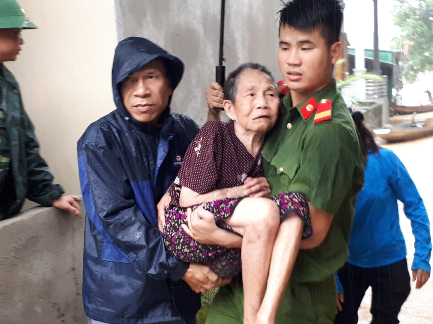 Huyện Con Cuông đã huy động lực lượng sơ tán người già và trẻ nhỏ đến nơi an toàn. Ảnh: Bá Hậu