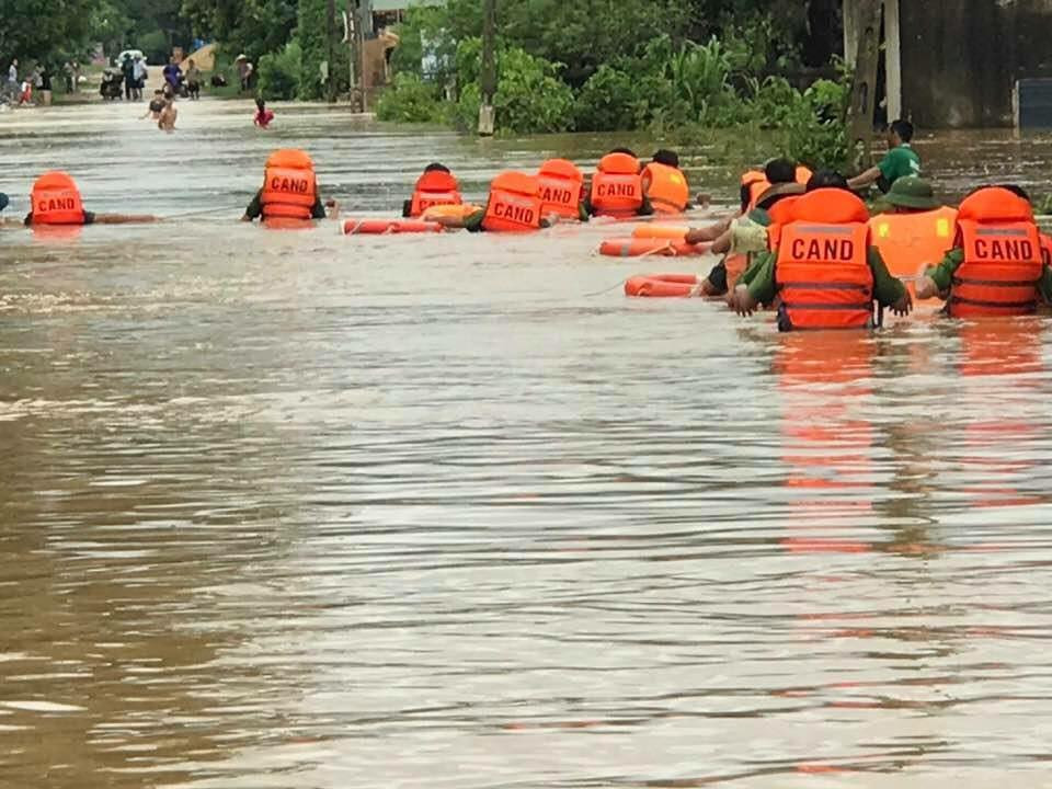 Mưa lớn liên tục do ảnh hưởng của bão số 4 khiến vùng miền Tây Nghệ An bị ngập lụt nghiêm trọng. Nhiều bản làng, nhiều tuyến đường bị chia cắt. Tại huyện Quỳ Hợp, lực lượng công an huyện dầm mình sơ tán dân khỏi vùng ngập. Ảnh: CAQH