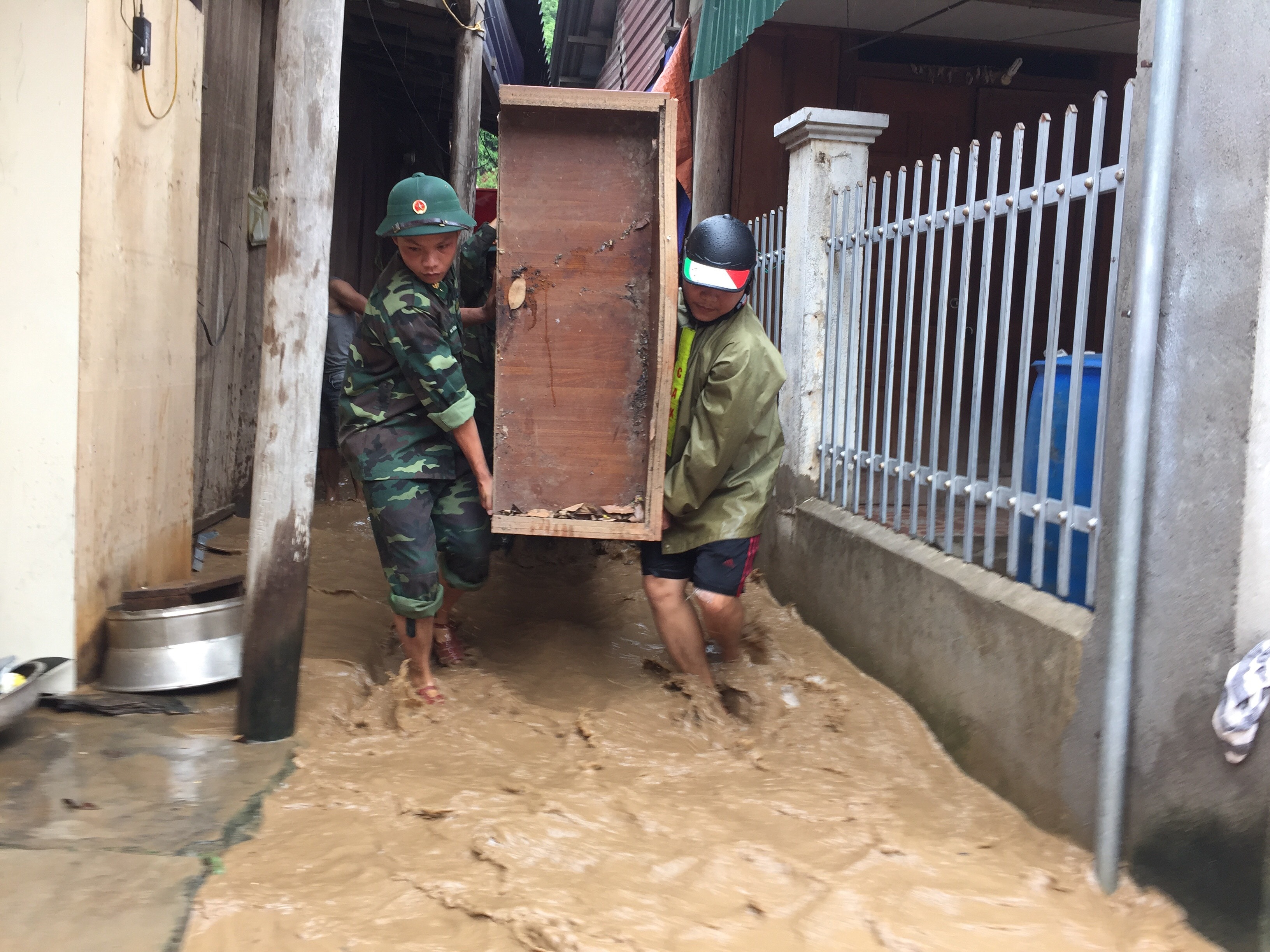 Lực lượng chức năng hỗ trợ người dân di chuyển đồ đạc. Ảnh: Duy Khánh.