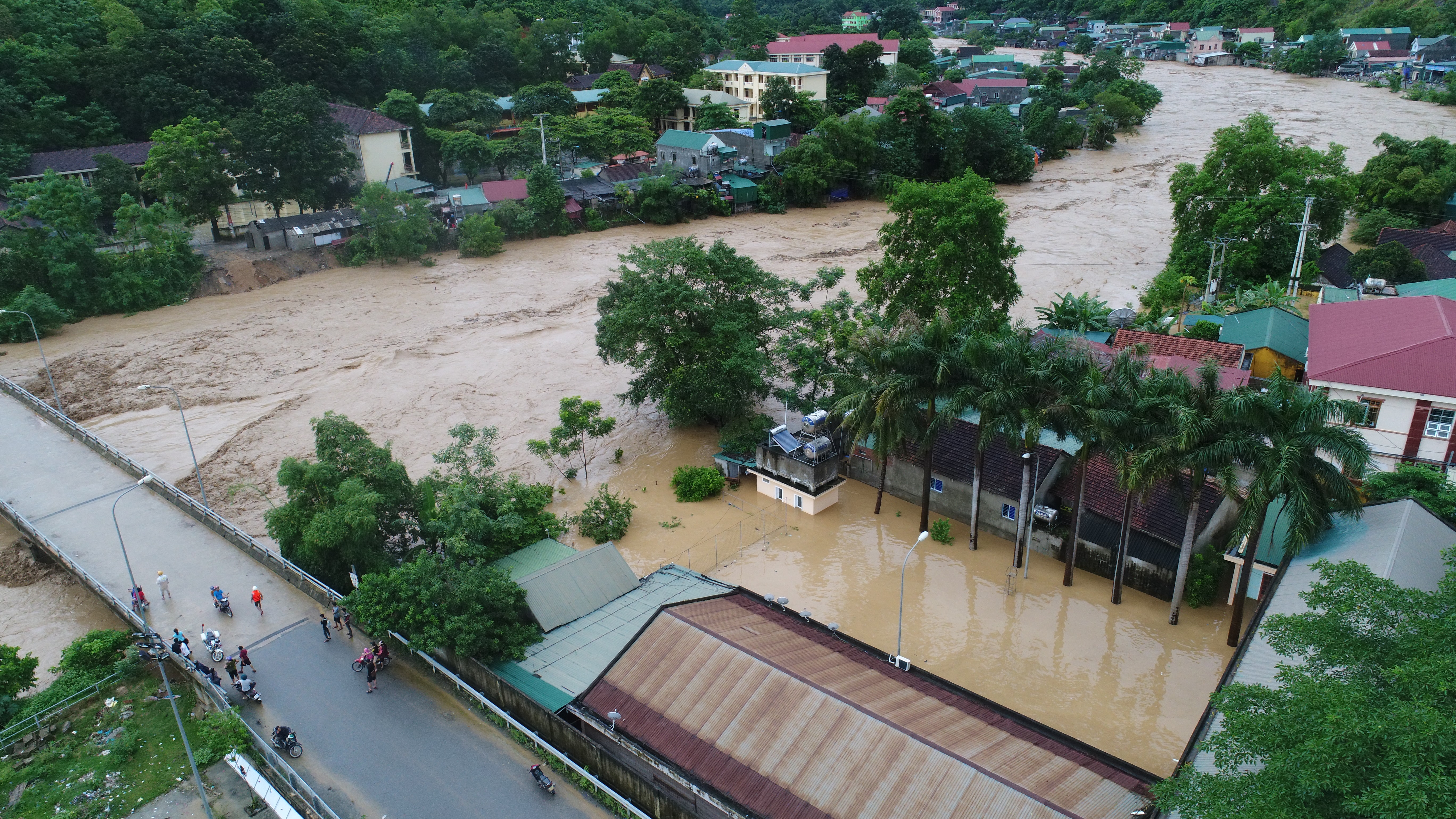 Hàng chục nhà dân dọc quốc lộ 7 bị ngập sâu. Hiện chưa thể thống kê được thiệt hại về tài sản. Ảnh: Duy Khánh.