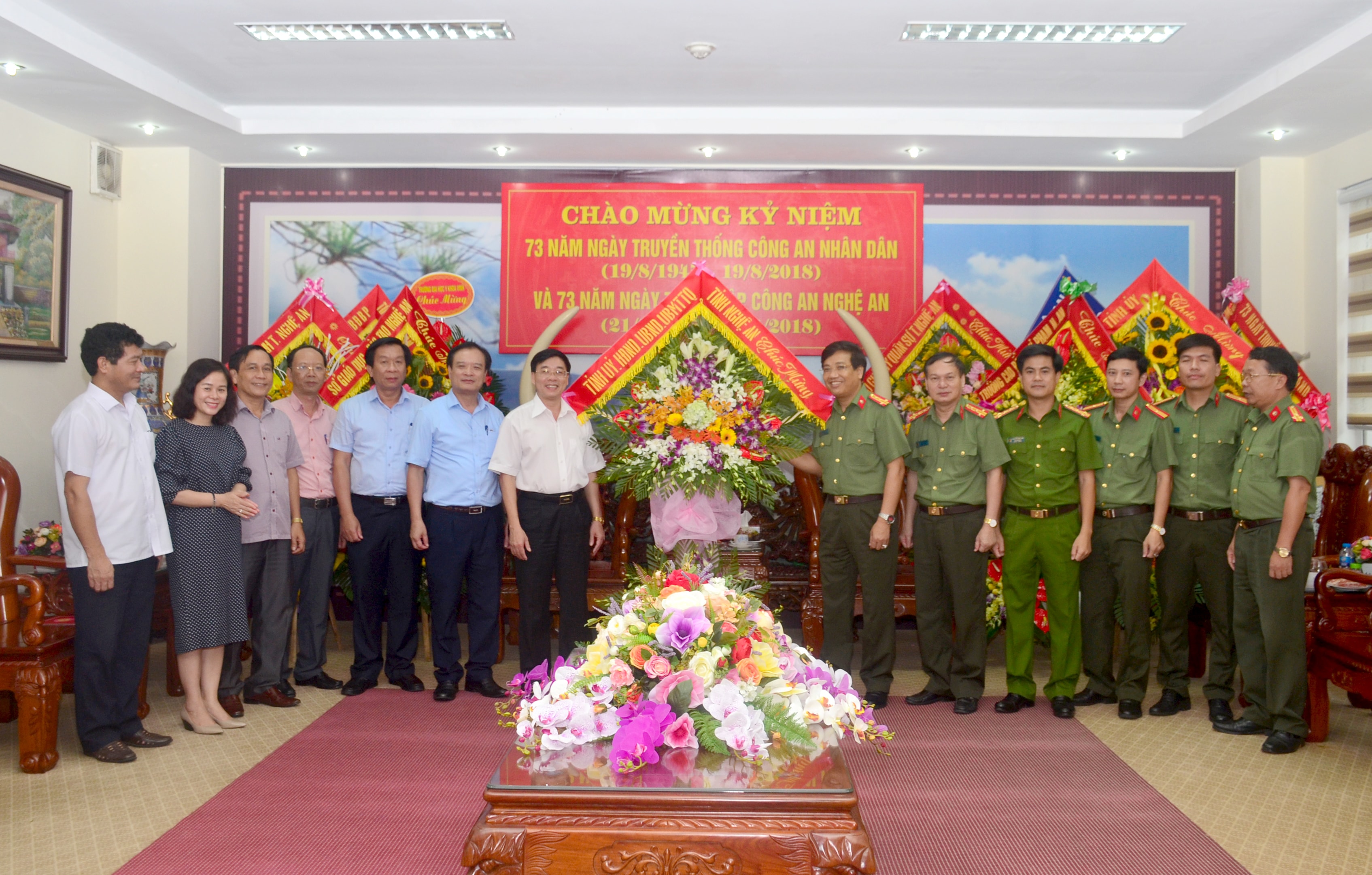 Các đồng chí lãnh đạo tỉnh tặng hoa chúc mừng Công an tỉnh Nghệ An nhân ngày truyền thống. Ảnh: Thành Duy