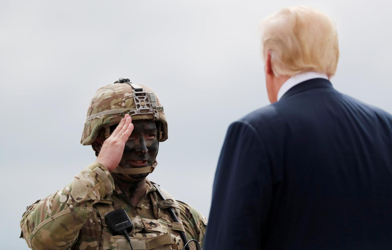 Quân nhân Mỹ chào Tổng thống Donald Trump trong chuyến thăm của ông tới Fort Drum, New York hôm 13/8. Ảnh: Reuters