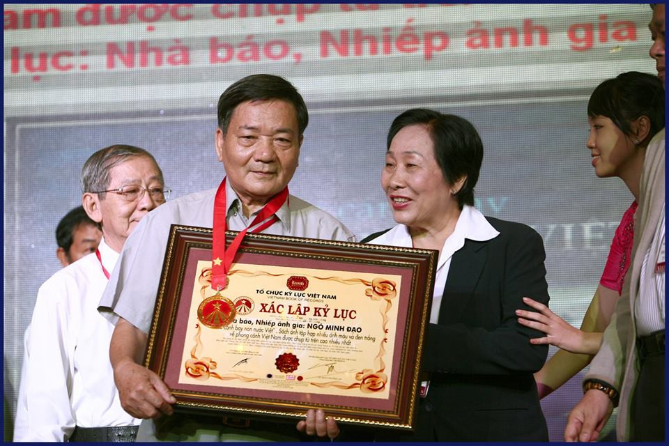 Năm 2014, nhà báo- nhiếp ảnh gia Minh Đạo đã được trao tặng Bằng xác lập kỷ lục quốc gia cho những bức ảnh phong cảnh nước Việt chụp từ trên cao. Ảnh: Gia đình cung cấp
