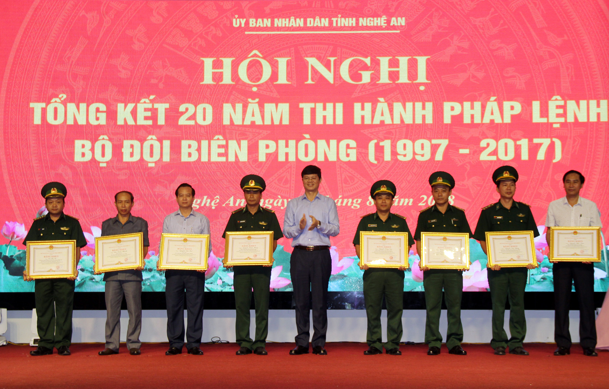 Đồng chí Lê Xuân Đại tặng bằng khen của UBND tỉnh cho các cá nhân. Ảnh: Tiến Hùng