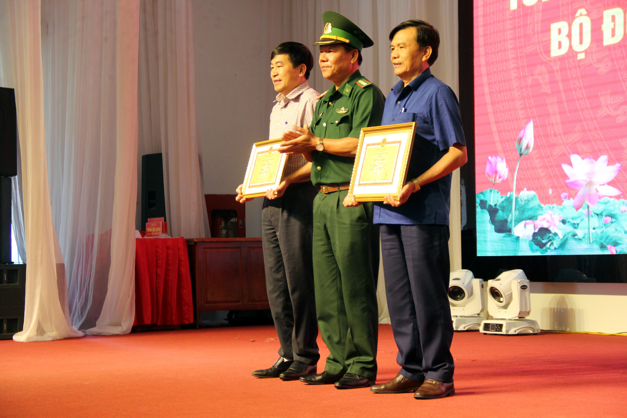 Đại tá Văn Ngọc Quế trao bằng khen của Bộ Tư lệnh Bộ đội Biên phòng. Ảnh: Tiến Hùng