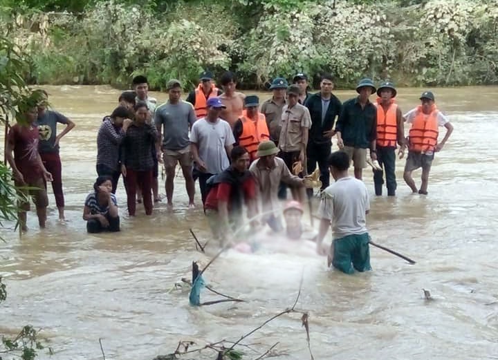 Đến 17 giờ 15 phút chiều nay (18/8) đã tìm thấy thi thể chị Tuyết cách đó nơi bị lũ cuốn hơn 5 km. Ảnh: Thọ Tuân