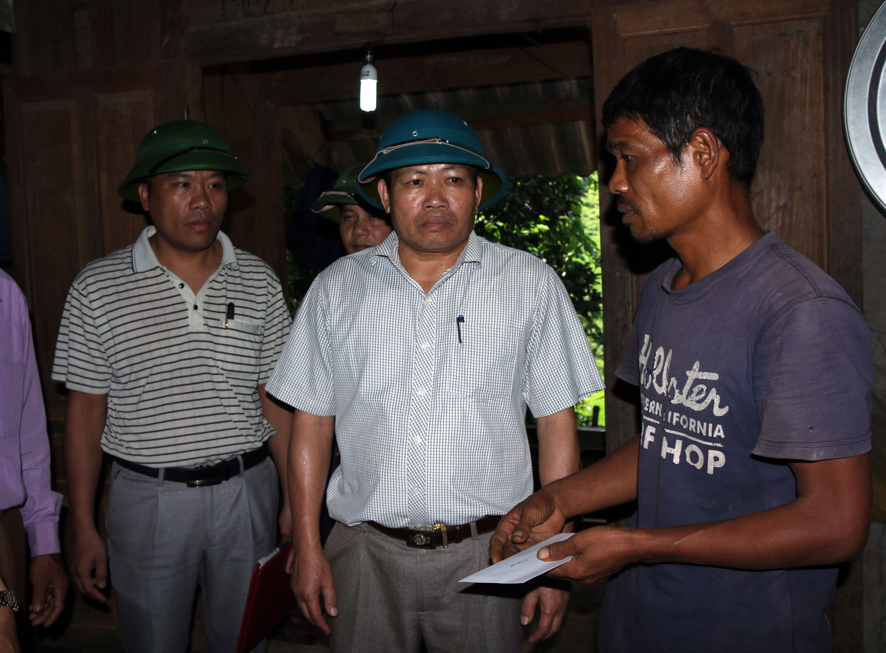Ủy ban nhân dân huyện Kỳ Sơn thăm hỏi, trao tiền hỗ trợ gia đình người tử vong do lũ. Ảnh: Thọ Tuân
