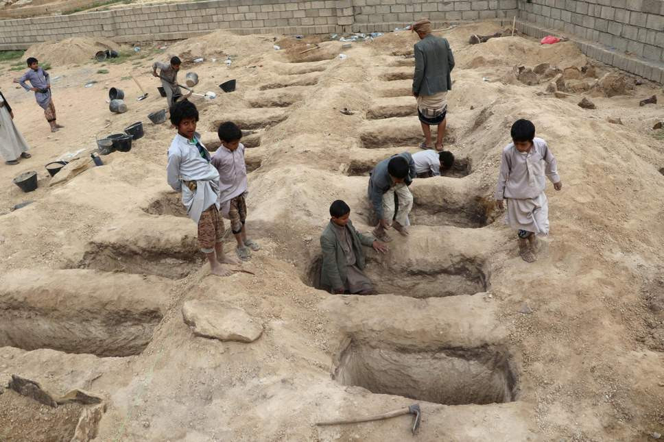 Các hầm mộ chuẩn bị cho những nạn nhân trong vụ không kích ở Yemen. Ảnh: AP