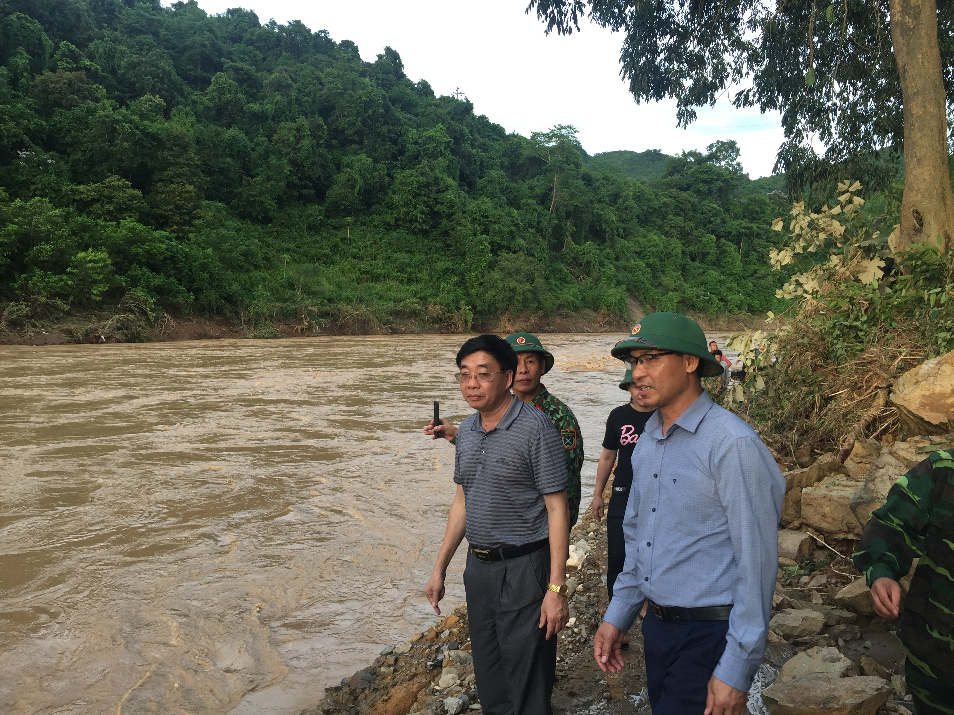 Phso Bí thư Tỉnh ủy Nguyễn Văn Thông kiểm tra các điểm bị ảnh hưởng do lũ lụt tại huyện Kỳ Sơn. Ảnh: