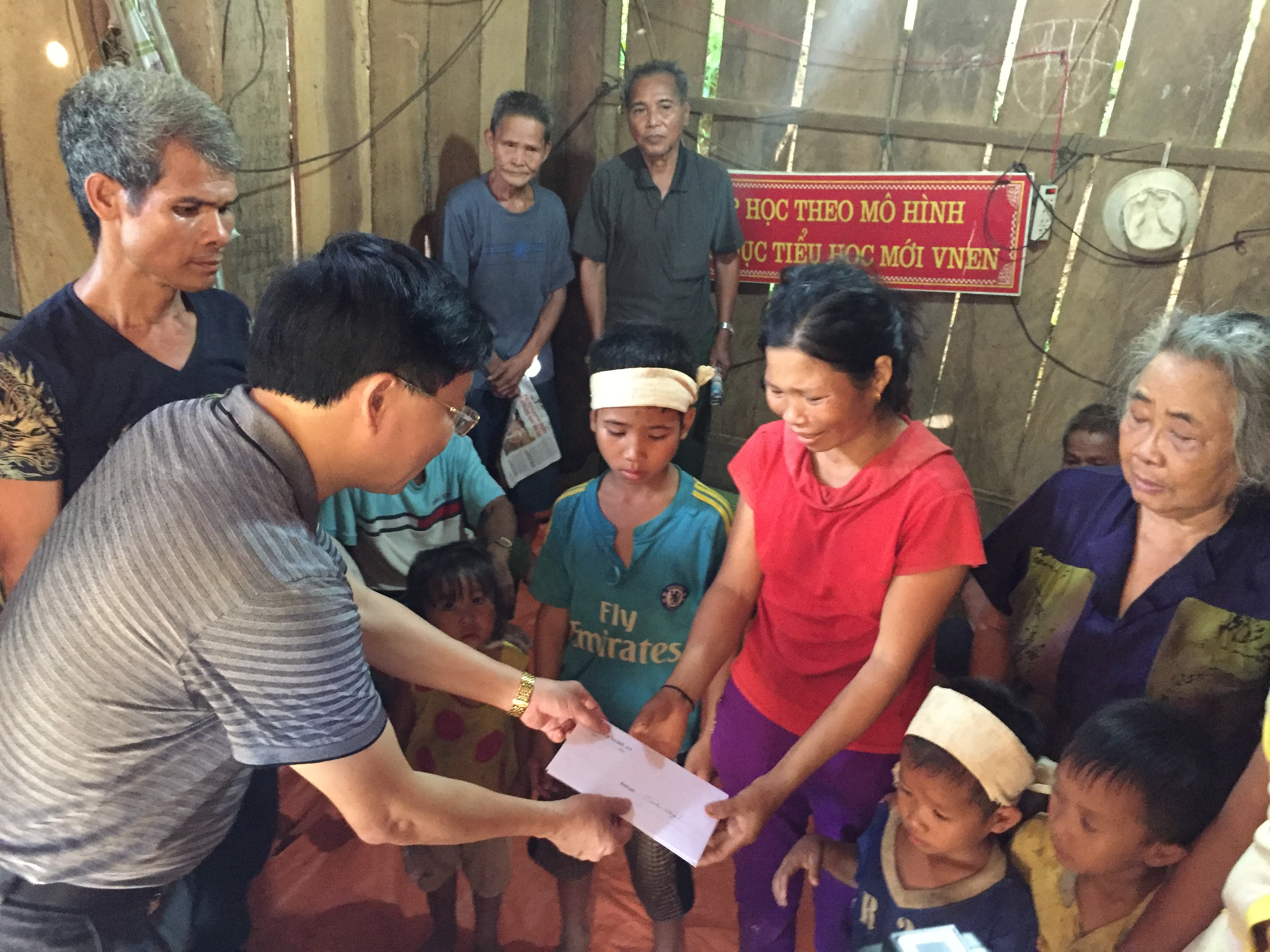 Đồng chí Nguyễn Văn Thông và đoàn công tác đến thăm hỏi, động viên các gia đình có người thân bị chết trong đọt lũ lụt, trao quà hỗ trợ mỗi gia đình 3 triệu đồng.