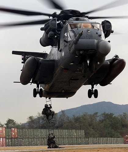 Chiếc MH-53J Pavelow III của phi đoàn đặc nhiệm số 3. Binh sĩ đang thực hành màn leo thang dây của trực thăng.