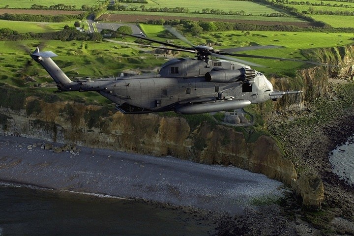 Trực thăng MH-53 bay trên vùng nông thôn Pháp. Phi cơ lên thẳng MH-53 được trang bị thiết bị hàng không điện tử hiện đại giúp máy bay dễ dàng bay qua vùng không phận đối phương ở độ cao nhỏ.