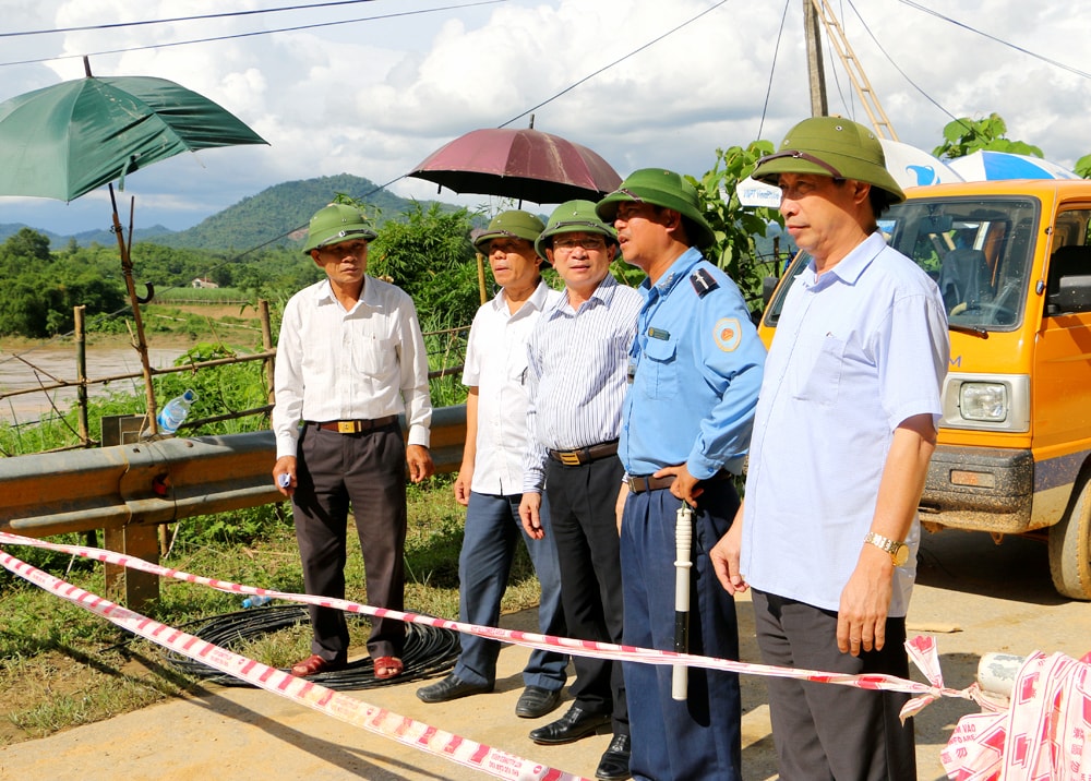 Đồng chí Đinh Viết Hồng biểu dương những nổ lực của các đơn vị giao thông trong việc đảm bảo thông suốt cho Quốc lộ 7 trong những ngày qua. Ảnh: Lâm Tùng