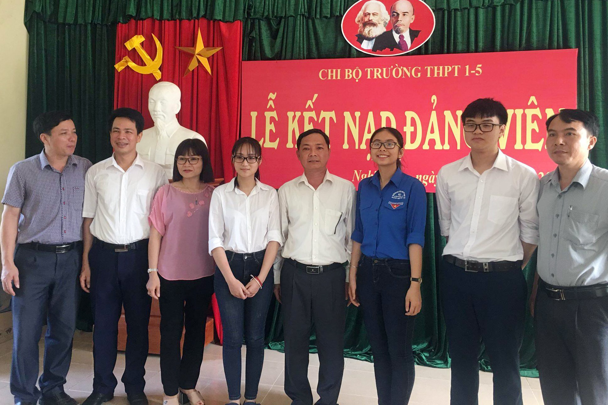 Lễ kết nạp Đảng của các thành viên lớp 12 C1. ảnh: tư liệu