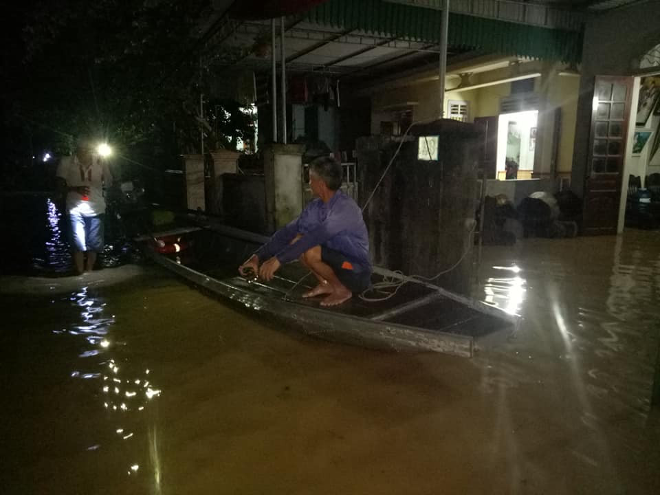 Hiện nay, các địa phương nằm ven sông Lam trên địa bàn Anh Sơn đều đã bị ngập. Nước dâng lên ban đêm nên người dân phải túc trực suôt đêm. Ảnh: Thái Hiền