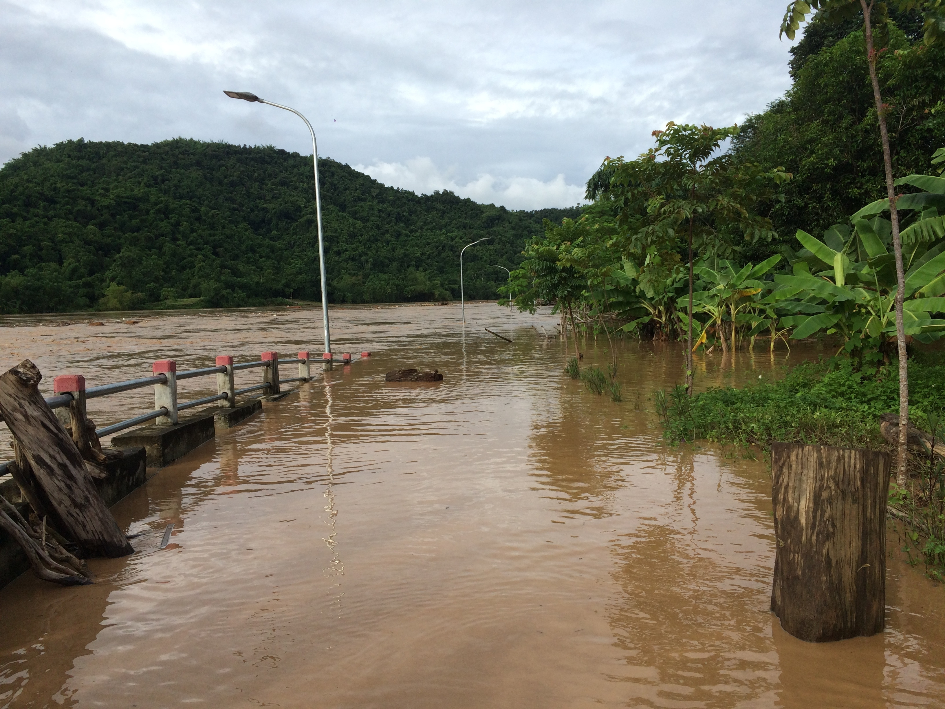 Đường bờ kè sông Lam bị ngập chìm trong nước lũ. Ảnh: Hà Anh