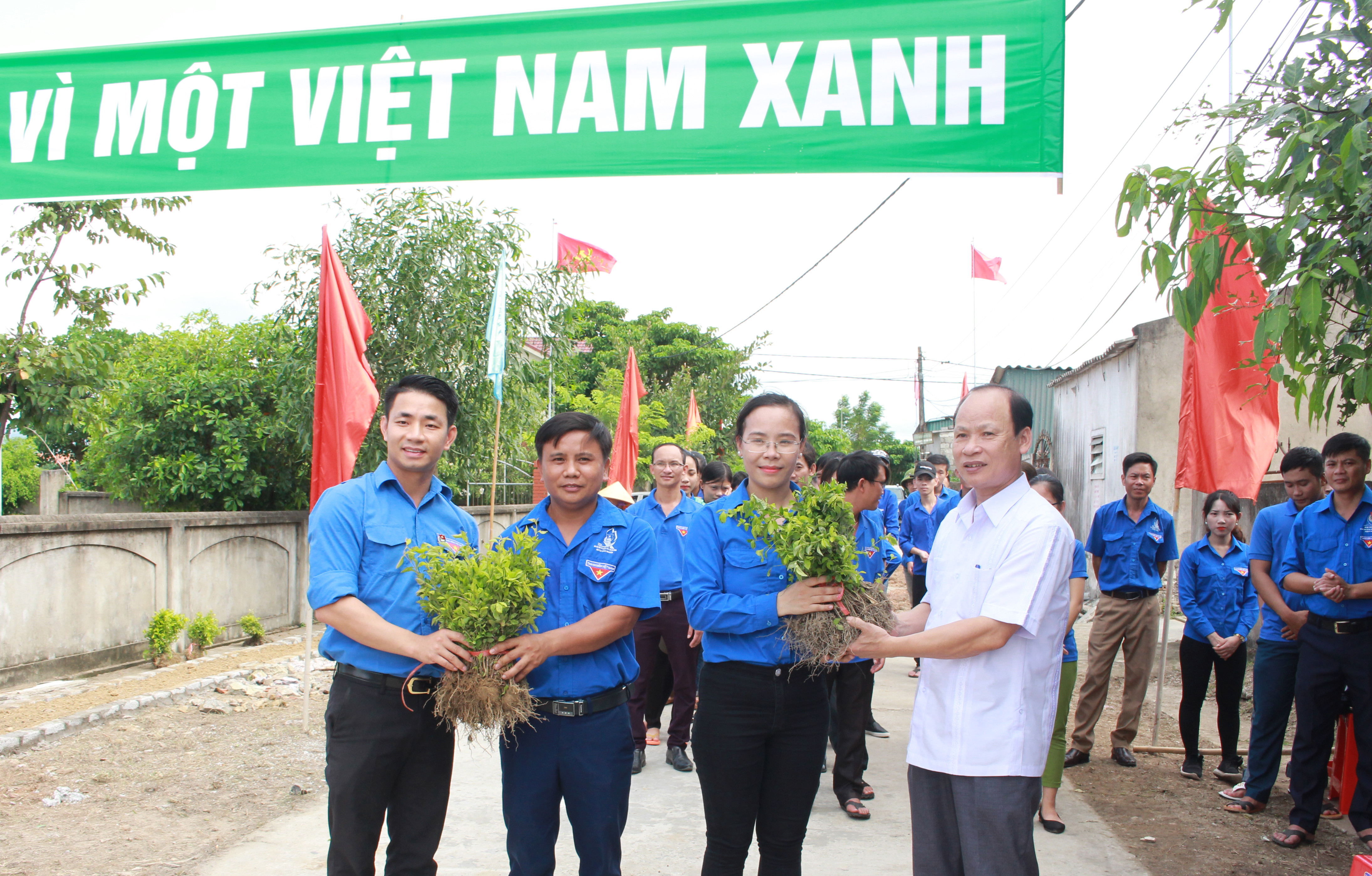 Ban Thường vụ Tỉnh đoàn tặng cây cho thanh niên và bà con nhân dân nhằm bảo vệ cảnh quang môi trường xanh, sạch, đẹp. Ảnh: Phương Thúy