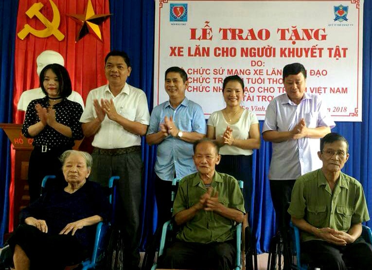Trao 21 xe lăn ở TP Vinh