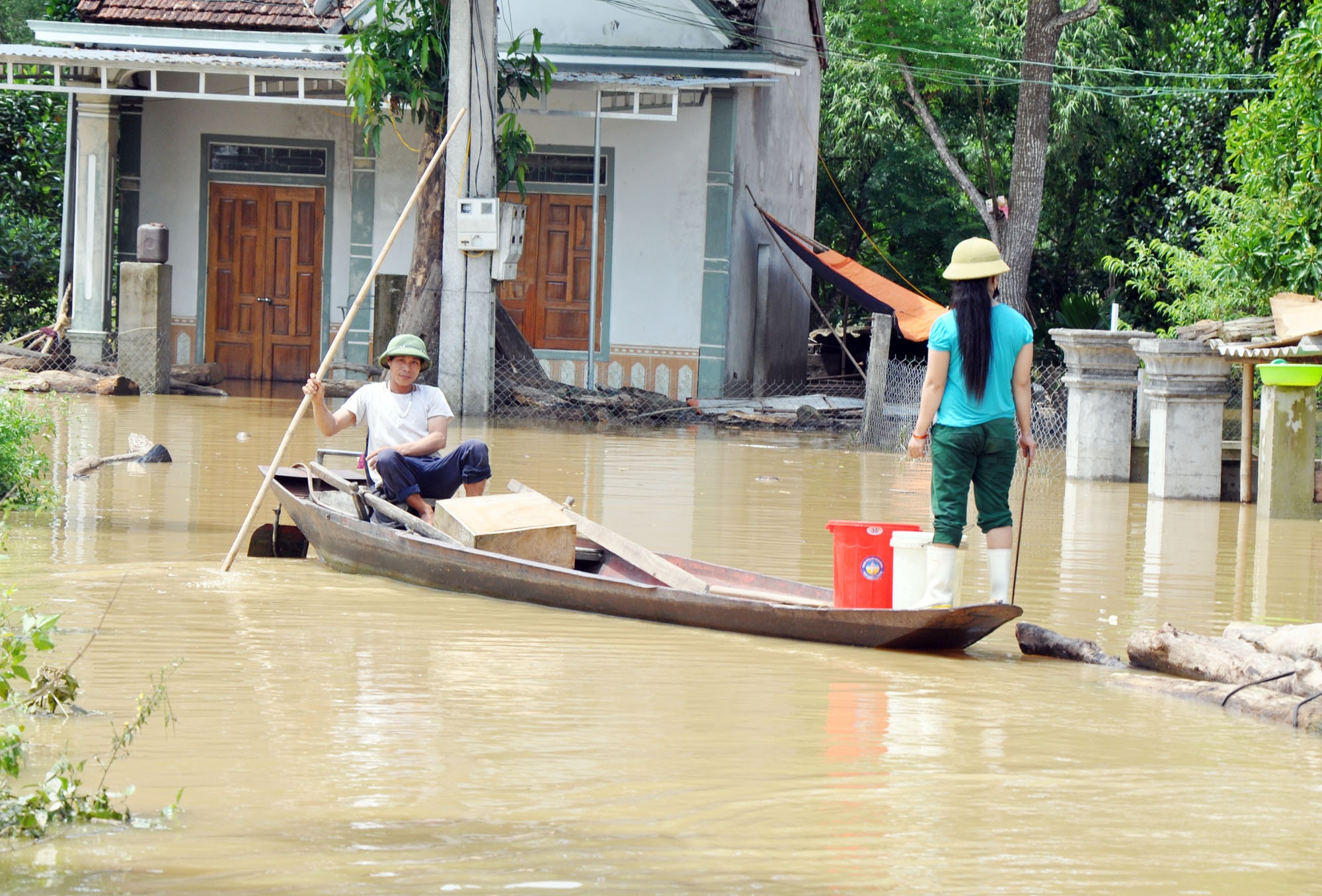 Những chiếc thuyền nhỏ trở thanh phương tiện đi lại chủ yếu. Ảnh: Công Kiên