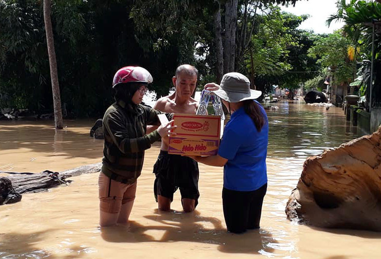 Các tổ chức đoàn thể Thị trấn Anh Sơn thăm hỏi, động viên và phát mỳ tôm và 1 số thực phẩm khác cho những gia đình bị ngập nước. Ảnh:Thanh Mai