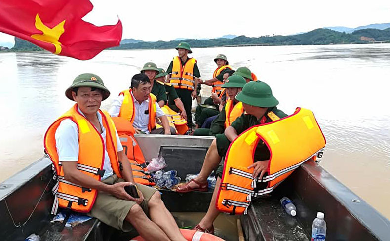 Lãnh đạo huyện Anh Sơn kiểm tra  lũ lụt bằng đường thủy tại các xã Thành Sơn, Bình sơn.Ảnh: Thanh Mai