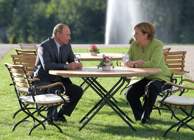 Putin den Duc, cung ba Merkel thao luan mot loat van de hoc bua hinh anh 1