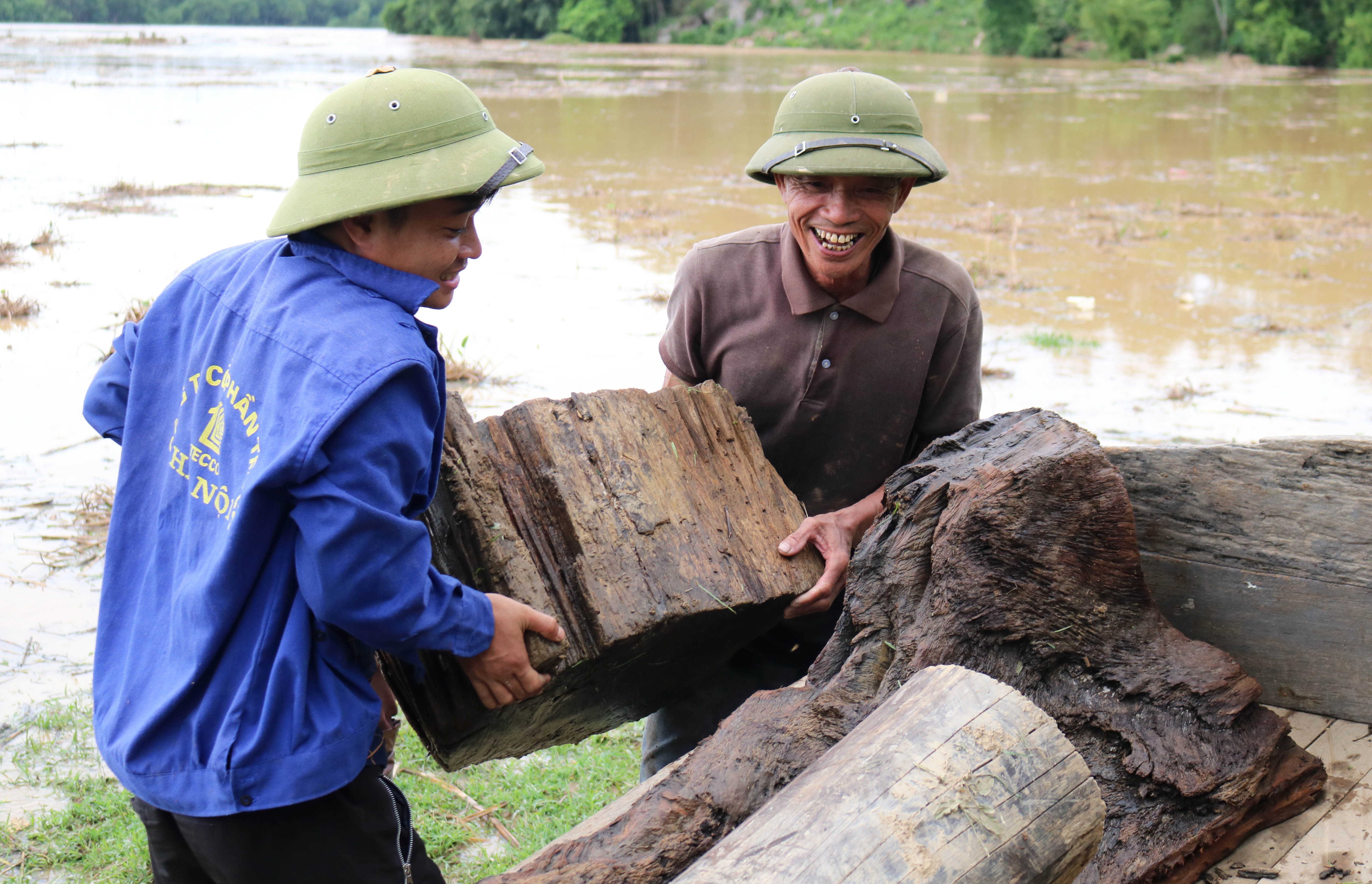 11.Theo người dân địa phương, đợt lũ này to hơn lũ lần trước (bão số 3), lượng gỗ, củi trên nguồn đổ về cũng nhiều hơn, người dân vớt được nhiều loại gỗ, củi loại lớn. 