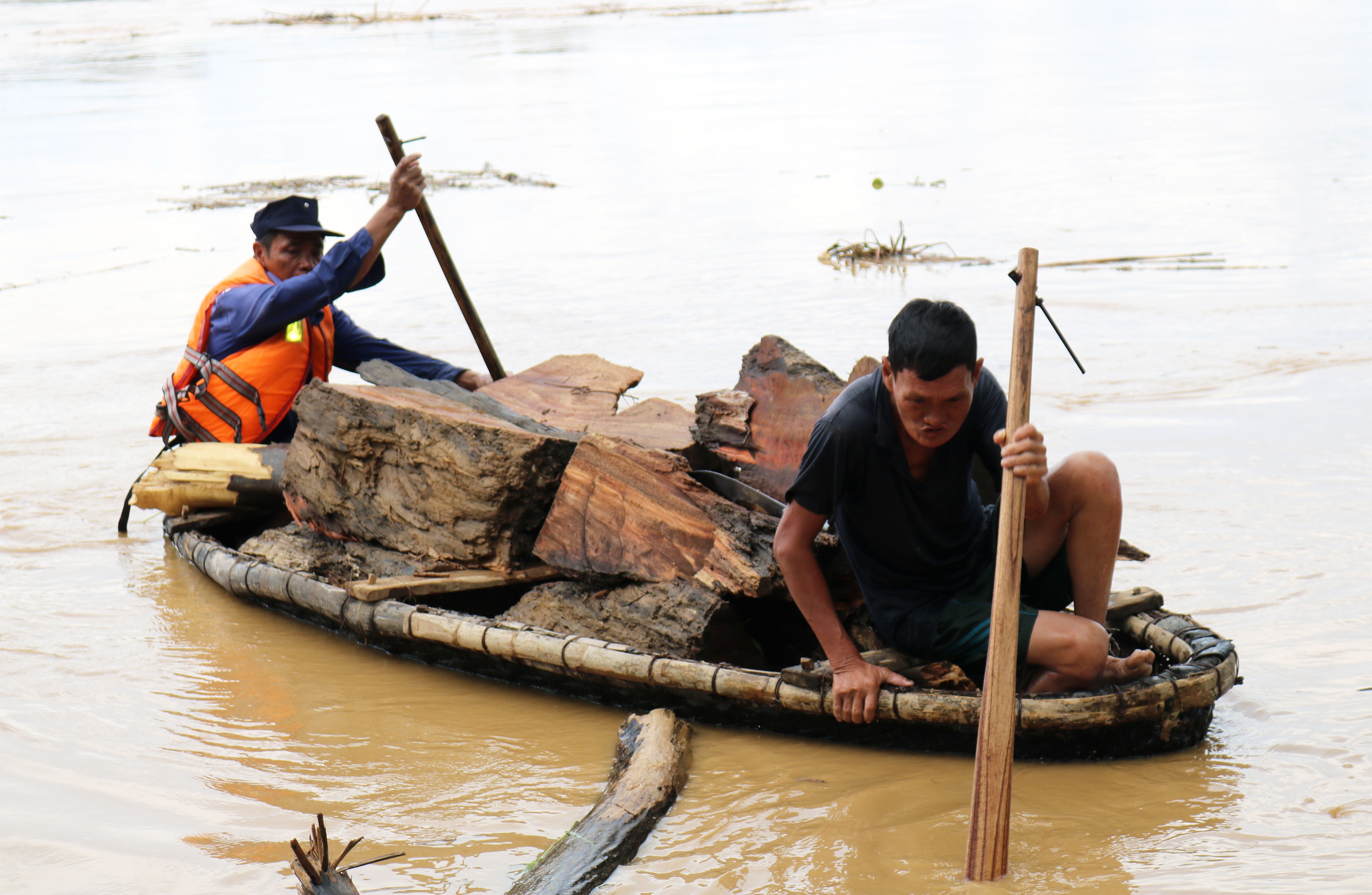 5.Mỗi lần lao theo dòng nước lũ, khi quay vào bờ, những chiếc thuyền nan sẽ chở đầy gỗ củi, nước mấp mé mạn thuyền. 