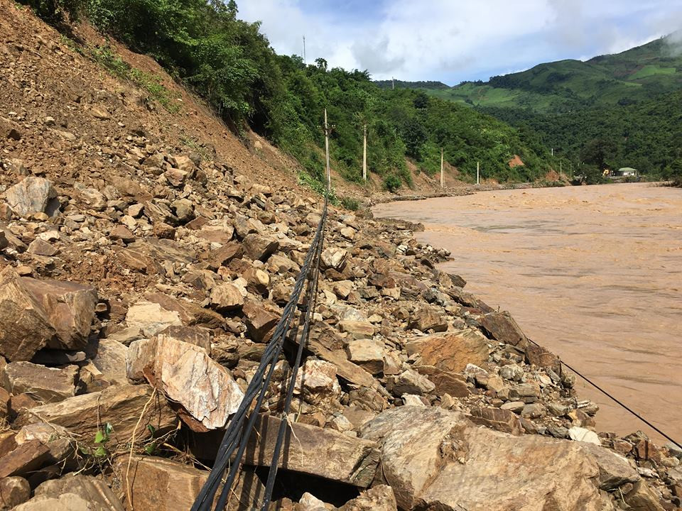 Hàng núi đất đá đổ sập xuống khiến giao thông từ thị trấn Mường Xén đi các xã Tà Cạ, Mường Típ, Mường Ải (Kỳ Sơn) bị cắt đứt. Ảnh: Phương Linh