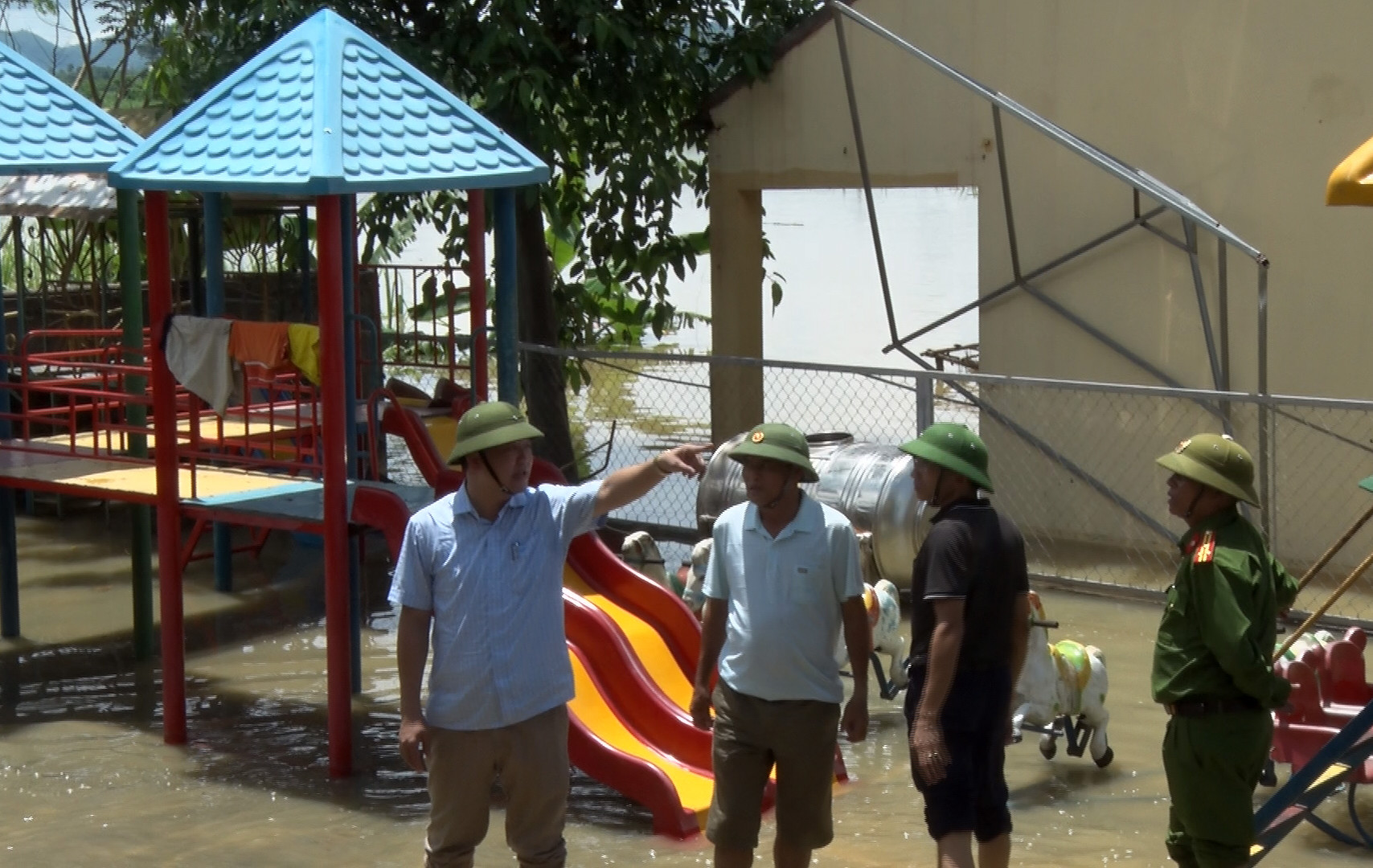 Lãnh đạo huyện kiểm tra, chỉ đạo khắc phục hậu quả lũ lụt tại Trường Mầm non Bình Sơn. Ảnh: Cảnh Dương
