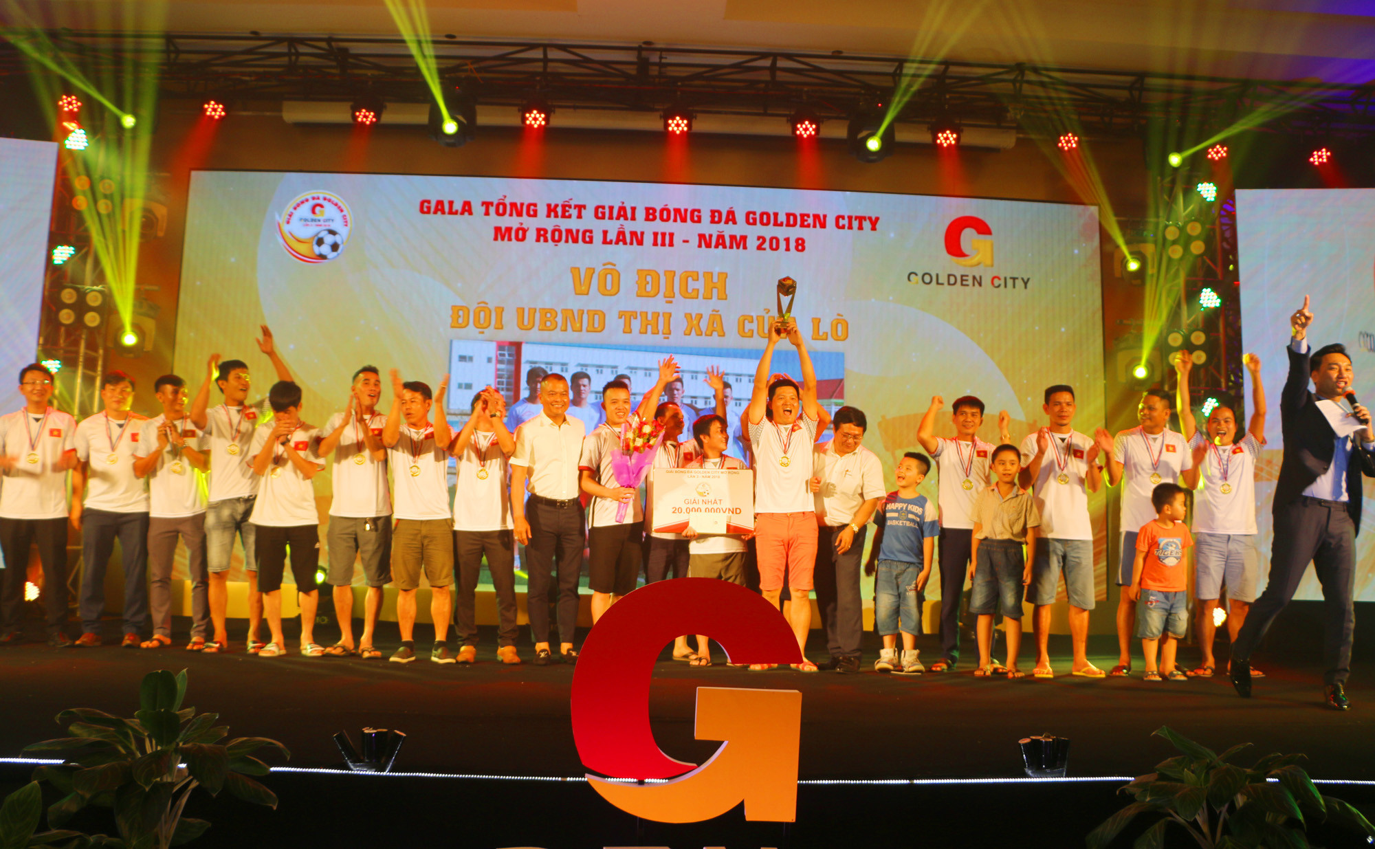 Đại diện Ban tổ chức giải trao Cúp Vô địch cho đội bóng UBND Thị xã Cửa Lò. Ảnh: Nguyễn Hải