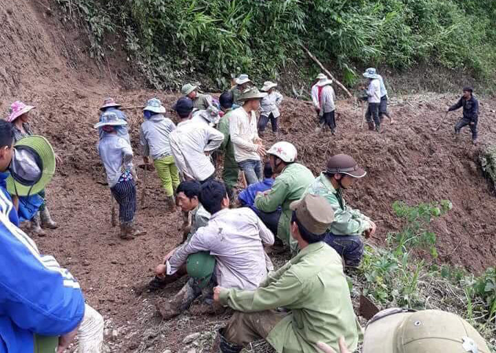 Đoàn viên thanh niên Chi đoàn bản Mò Nừng - Mường Lống khắc phục hậu quả sau cơn bão