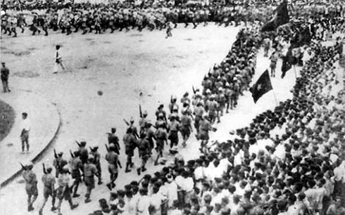 Ngày 28/8/1945, Đoàn Giải phóng quân ở Việt Bắc về duyệt binh ở Quảng trường Nhà hát Lớn.