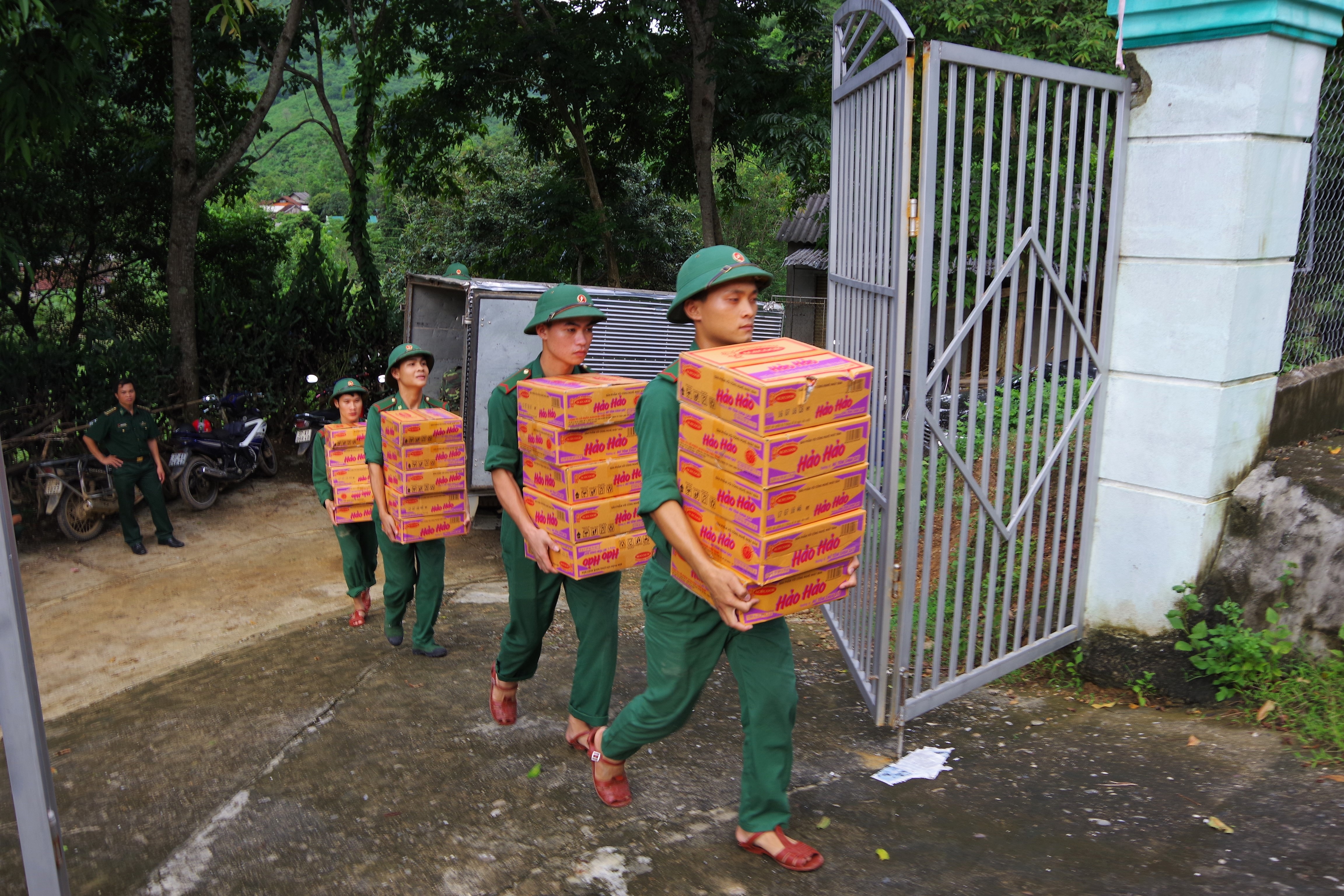 Vận chuyển lương thực hỗ trợ đồng bào bị ảnh hưởng do mưa lũ. Ảnh: Lê Thạch