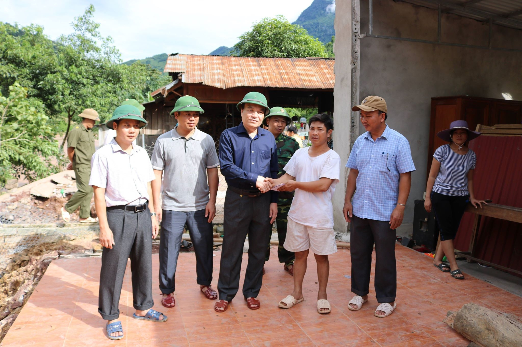 TÔng Nguyễn Thanh Hoàng chủ tịch UBND huyện Kỳ Sơn trao số tiền 10 triệu đồng hỗ trợ cho gia đình bị trôi toàng bộ nhà bản Xốp Tụ xã Mỹ Lý