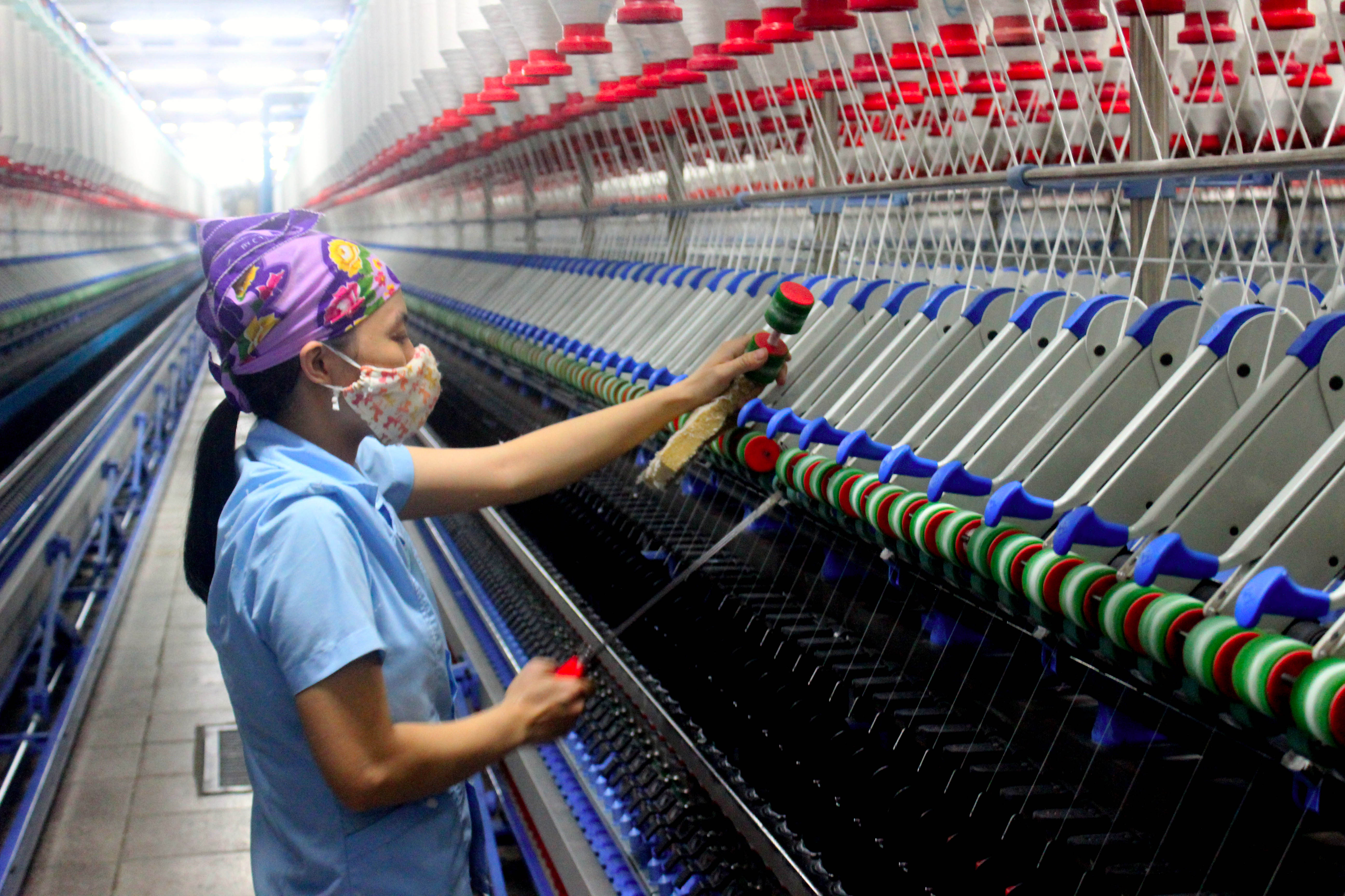Công nhân làm việc tại nhà máy dệt may Hoàng Thị Loan. Ảnh Quang An