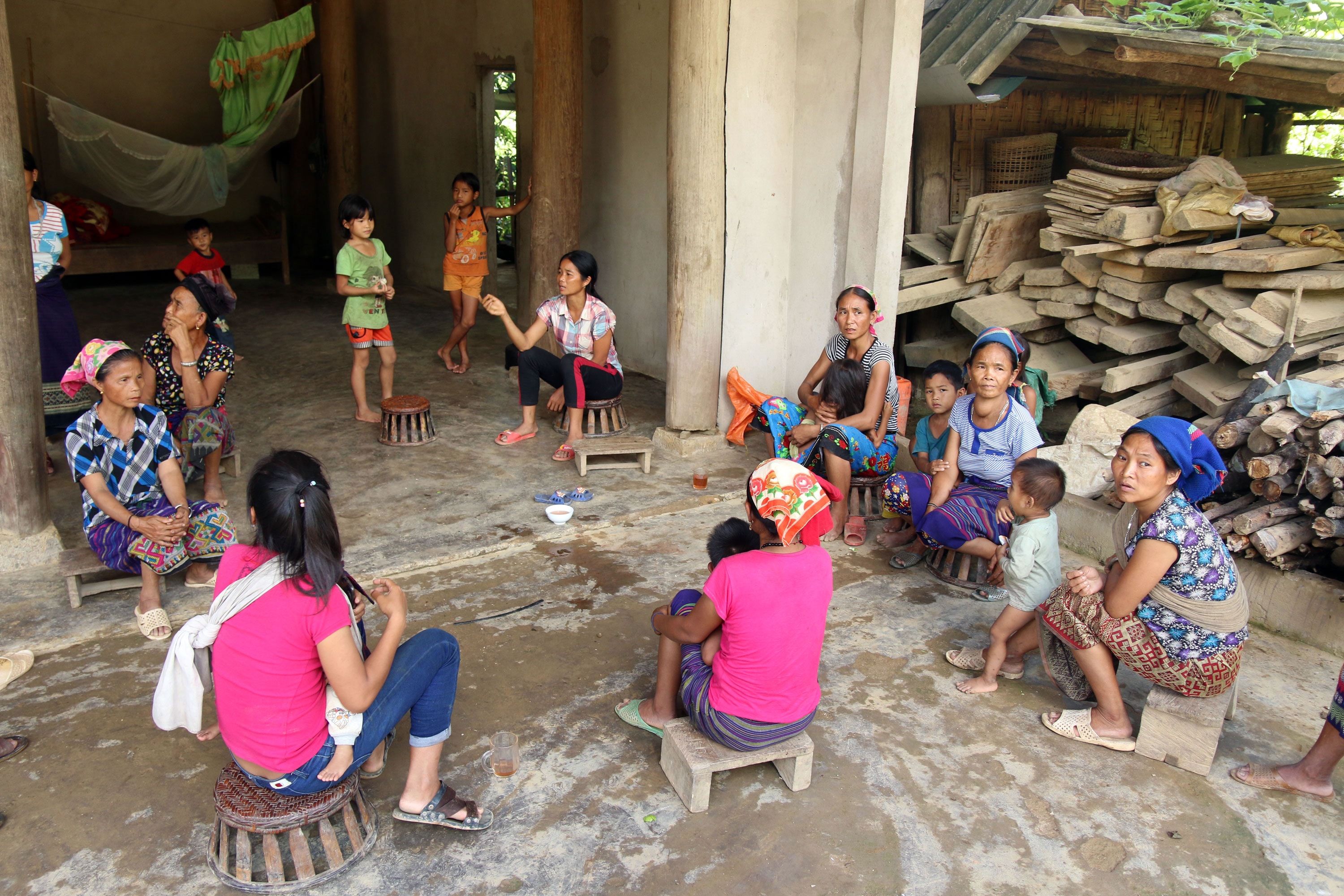 Người dân trong bản đến chia buồn cùng gia đình anh Moong Văn Lợi. Ảnh: Thọ Tuân