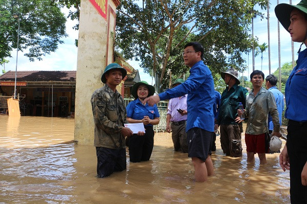 Đồng chí Phạm Tuấn Vinh UVBTV, Bí thư Tỉnh đoàn  thăm và tặng quà tại  trường phổ thông Dân tộc nội trú THCS Con Cuông