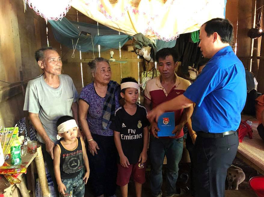 Đoàn đã đến thăm hỏi, tặng quà cho đồng bào vùng bị ảnh hưởng nặng nề bởi cơn bão số 4 tại xã Chiêu Lưu, huyện Kỳ Sơn. Ảnh: Trọng Lộc