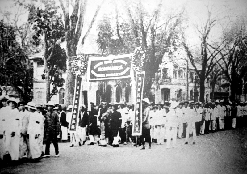 Công nhân nhà máy Ba Son và nhà máy in tham gia đám tang cụ Phan Chu Trinh, ngày 04 tháng 4 năm 1926. Ảnh tư liệu 