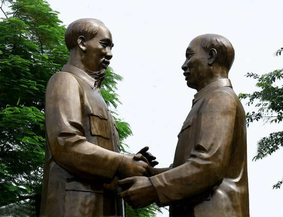 Tượng đài Bác Hồ với Bác Tôn tại Công viên Thống nhất Hà Nội. Ảnh internet