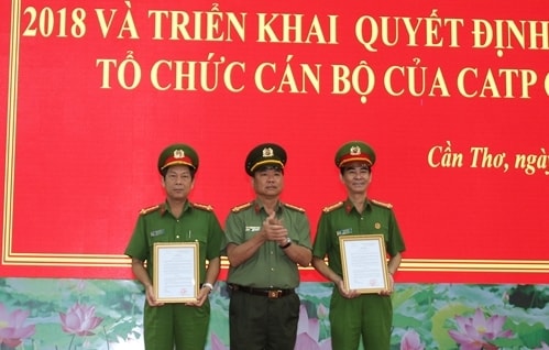 Trao quyết định nhân sự Công an tỉnh Cần Thơ