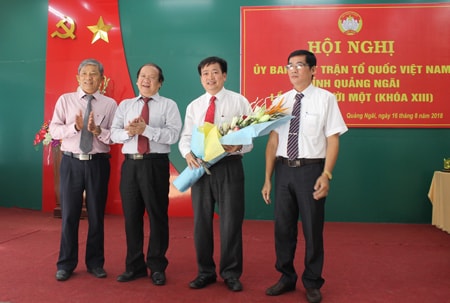 Ông Nguyễn Cao Phúc (người cầm hoa) được bầu làm Chủ tịch Ủy ban MTTQ VN tỉnh Quảng Ngãi, nhiệm kỳ 2014-2019