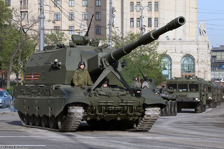 Koalitsiya-SV dự kiến đặt trên khung gầm Armata, tương tự xe tăng T-14 và xe chiến đấu bộ binh T-15. Tuy nhiên, do số lượng khung gầm sản xuất còn hạn chế, các hệ thống Koalitsiya-SV hiện nay đều đặt trên khung gầm xe tăng T-90. Ảnh: strategic-bureau.