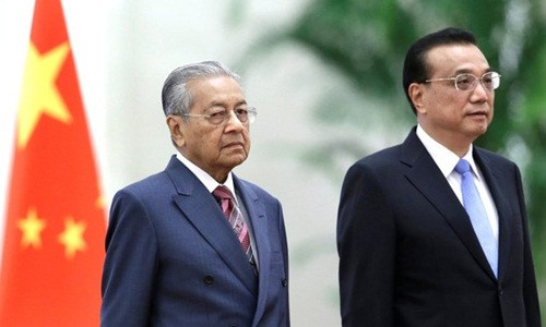 Thủ tướng Malaysia Mahathir Mohamad (trái) và Thủ tướng Trung Quốc Lý Khắc Cường hôm nay dự lễ đón ở Bắc Kinh. Ảnh: Reuters.